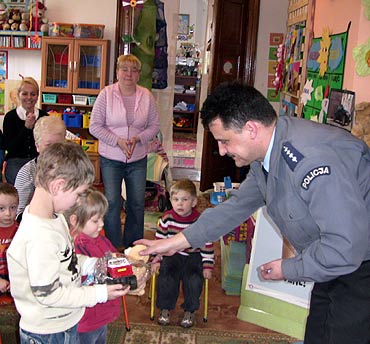 6-letni bohater wezwa� pomoc, gdy zemdla�a mama
