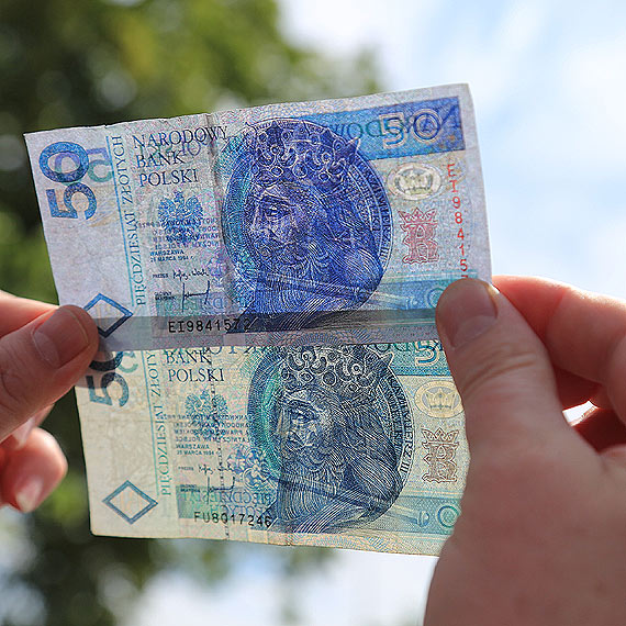 Uwa�ajcie na fa�szywe pi��dziesi�cioz�ot�wki! 