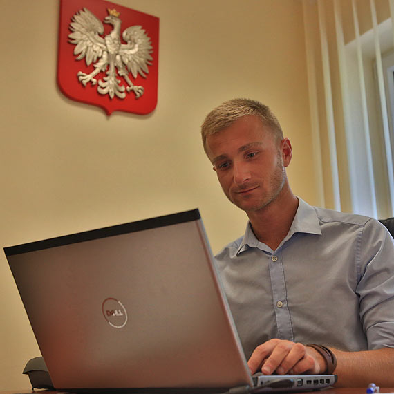 Ustalili kto anonimowo pomawia� wicestarost� Rados�awa Drozdowicza w internecie 