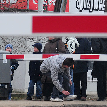 Nie chc� czeka� przed szlabanami. Ryzykuj� �yciem