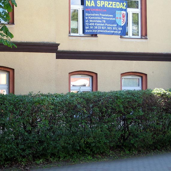 Powiat Kamieński - budynek przeznaczony na sprzedaż widoczny dla potencjalnych nabywców