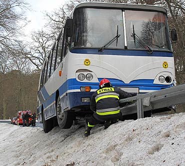 Autobus z pasa�erami zawis� nad skarp�