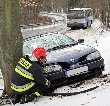 Autobus z pasażerami zawisł nad skarpą