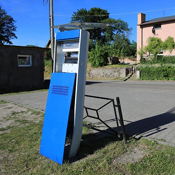 W Lubinie samochód ciężarowy uszkodził kiosk multimedialny. Przez tydzień nikt się nim nie zajął