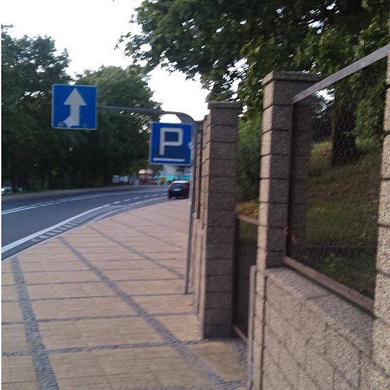 Czytelnik: Czy pseudo- reklamy i niekt�re znaki drogowe musz� szpeci� ulice miast?