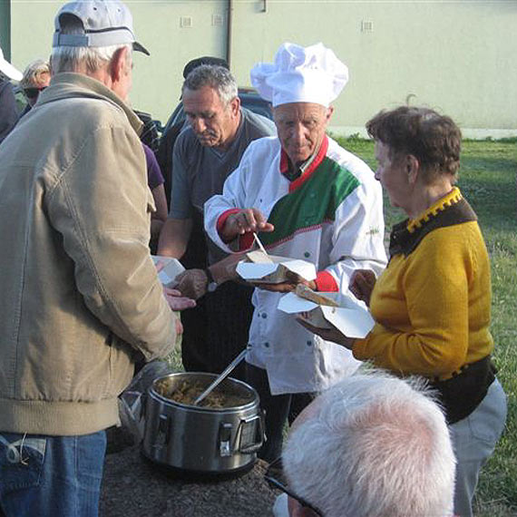 Klub Seniora z wiankami na starej pla�y