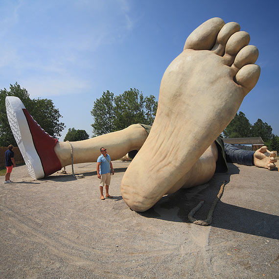 Gigantyczna rze�ba ko�o �winouj�cia. Robi wra�enie nie tylko na dzieciach. Zobacz film!