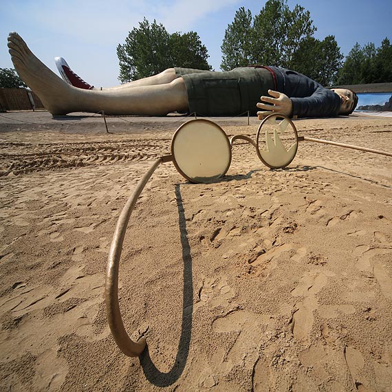 Gigantyczna rze�ba ko�o �winouj�cia. Robi wra�enie nie tylko na dzieciach. Zobacz film!