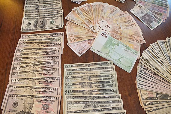 Zatrzymana para oszust�w wy�udzaj�cych pieni�dze od starszych os�b