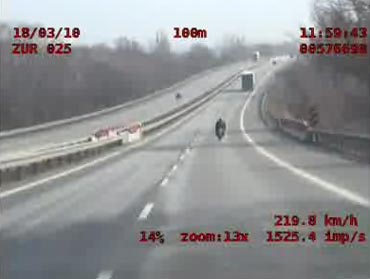 P�dzi� motocyklem prawie 220 km/h