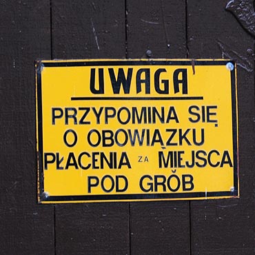 Kamie� Pom.: Na cmentarzu ton� w b�ocie