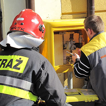 Ulatniaj�cy si� gaz postawi� na nogi s�u�by ratunkowe