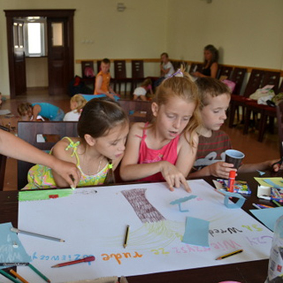 Artystyczne letnie warsztaty edukacyjne „Droga do krainy równości”