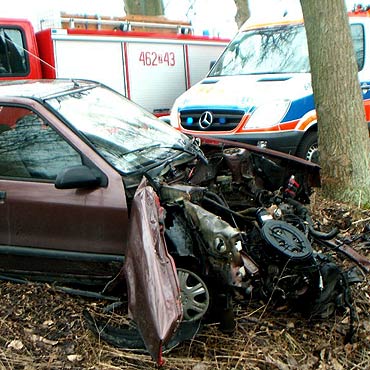 Wypadek pod Ko�czewem. Kierowca z pasa�erami uciek�