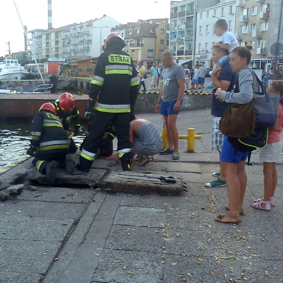 �winouj�cie: Dziecko nie mog�o wyci�gn�� n�ki spomi�dzy betonowych p�yt