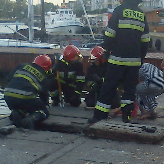 �winouj�cie: Dziecko nie mog�o wyci�gn�� n�ki spomi�dzy betonowych p�yt