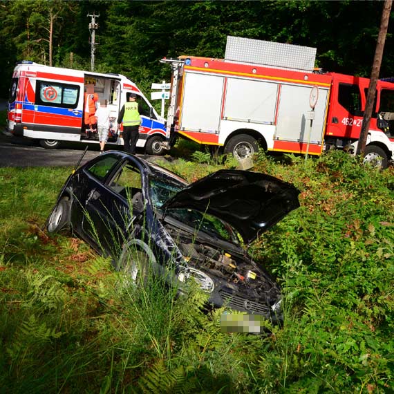 Grodno: Samoch�d wypad� z �uku. Dwie osoby zabra�o pogotowie