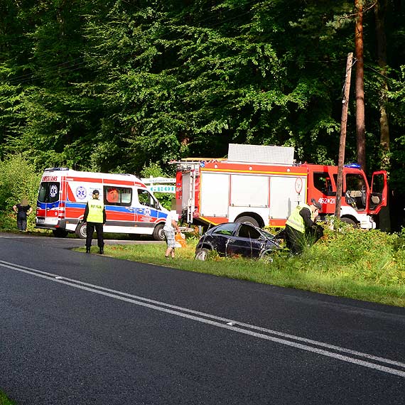 Grodno: Samoch�d wypad� z �uku. Dwie osoby zabra�o pogotowie