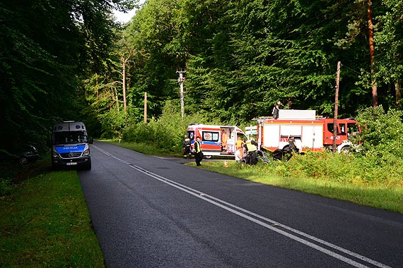 Grodno: Samoch�d wypad� z �uku. Dwie osoby zabra�o pogotowie