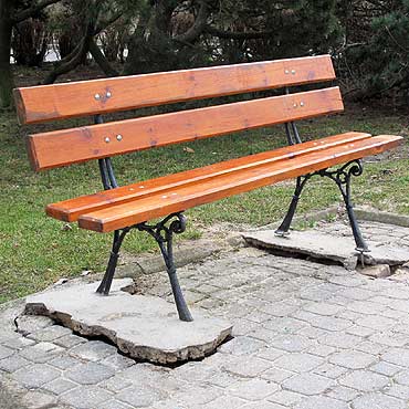 Kamie� Pom.: Wandale nie odpuszczaj�. Znowu wyrywaj� �awki