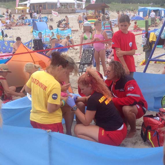 3- letnia dziewczynka nadepn�a w wodzie na je�a morskiego? Interweniowali ratownicy