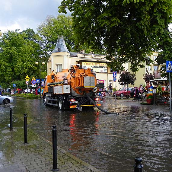 Czytelnik: Po ka�dej wi�kszej ulewie ulica Parkowa w Dziwnowie zamienia si� w rw�c� rzek�
