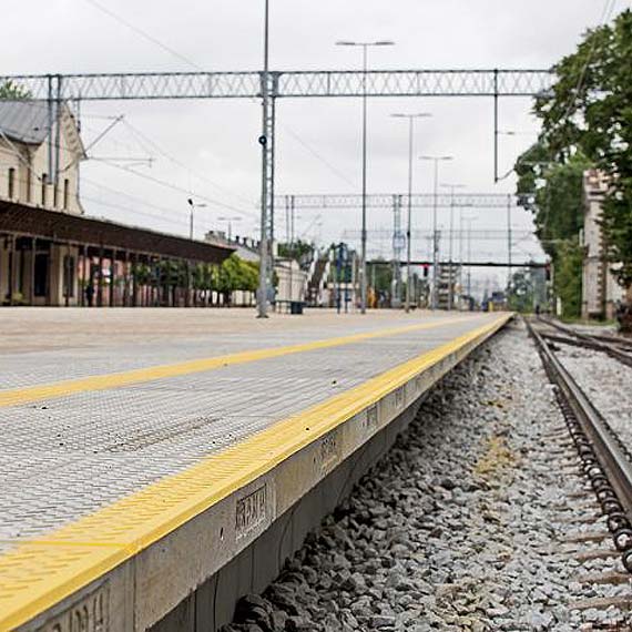 Ponad 200 komfortowych peron�w w tym roku