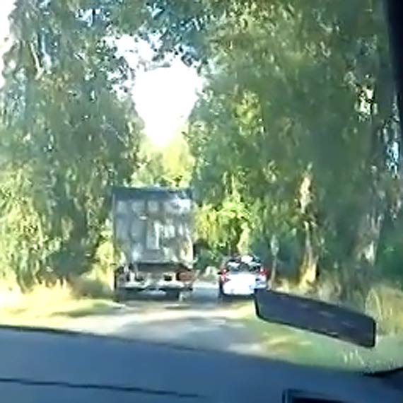 Mieszka�cy si� skar��, a tiry nadal niszcz� drog�. Zobacz film!