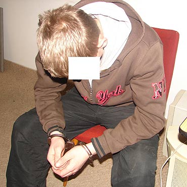 W�ama� si� do swojej szko�y i ukrad� komputer