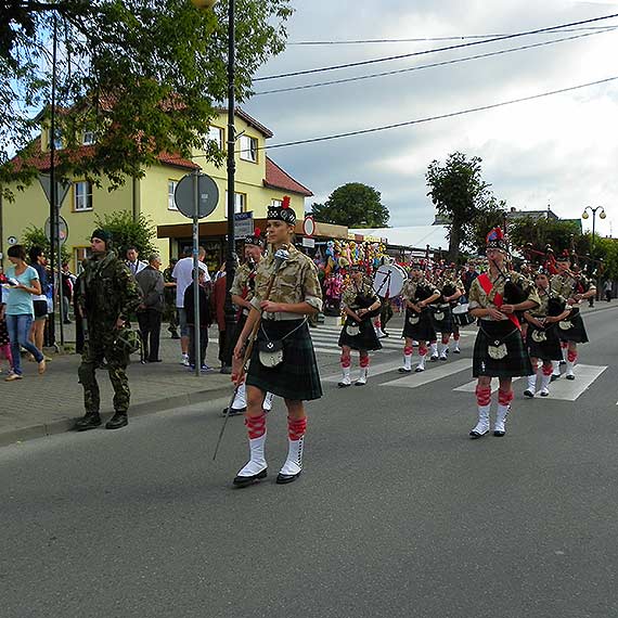 Pokazy spadochroniarzy atrakcją V Festynu Komandosów Dziwnów 2014