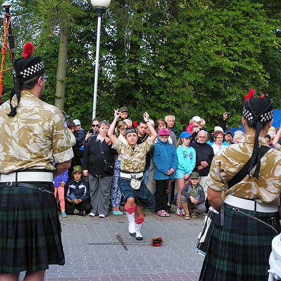 Pokazy spadochroniarzy atrakcją V Festynu Komandosów Dziwnów 2014