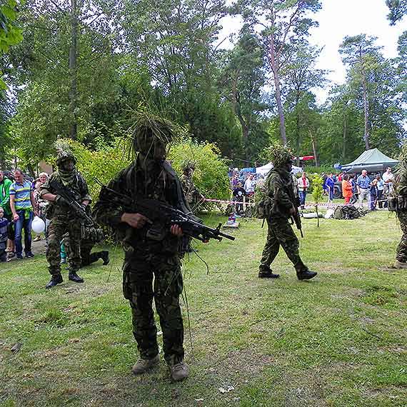 Pokazy spadochroniarzy atrakcją V Festynu Komandosów Dziwnów 2014