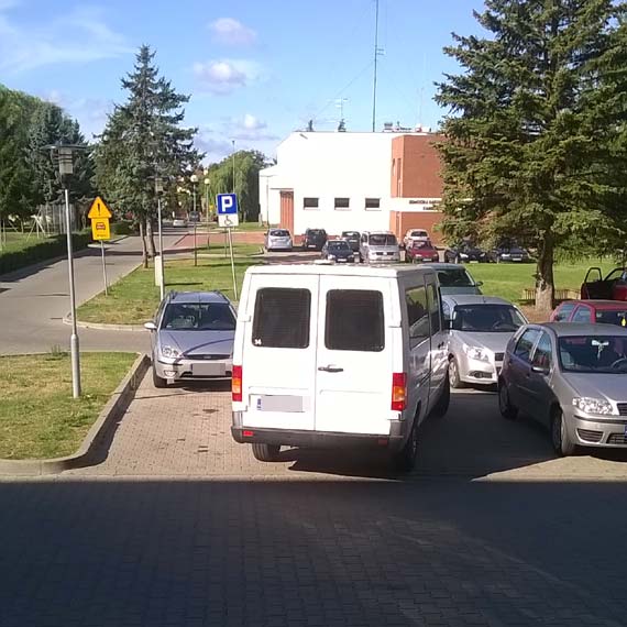 Mistrz parkowania zastawi� drugi samoch�d 