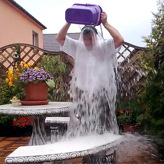 Burmistrz przyłączył się do akcji pomocy chorym na ALS. Zobacz film!
