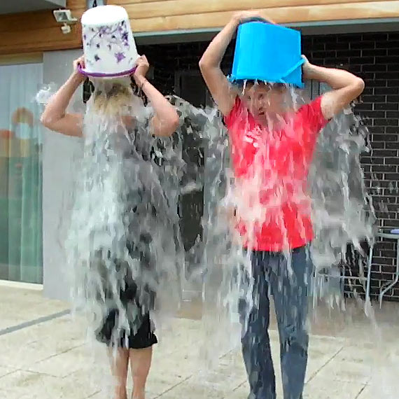 Co to jest Ice Bucket Challenge i czy warto wylewa� sobie na g�ow� wod�? Zobacz film!