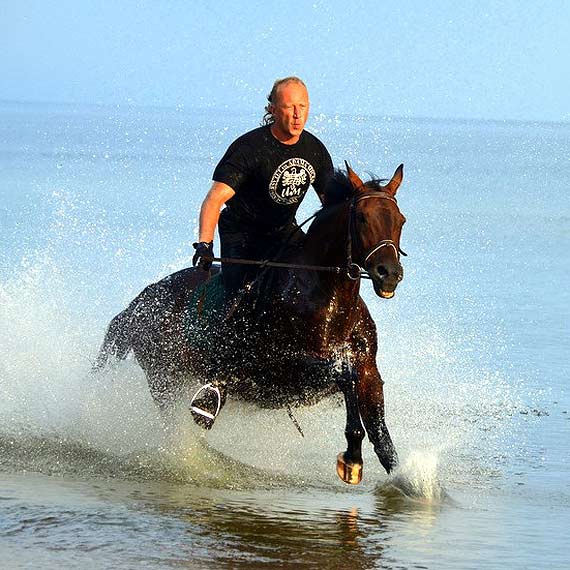 Po raz pierwszy w tej części Europy - zawody w łucznictwie konnym na ... Plaży!