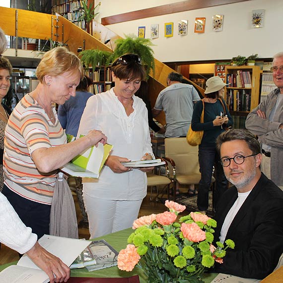 Micha� Rusinek w bibliotece w Mi�dzyzdrojach