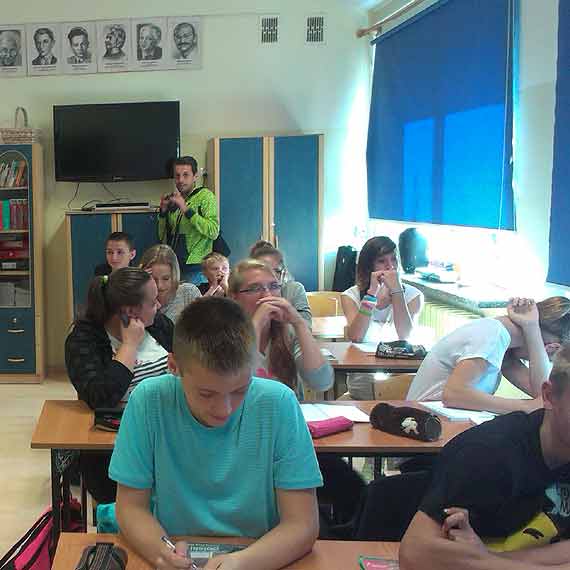 W imi� przyja�ni