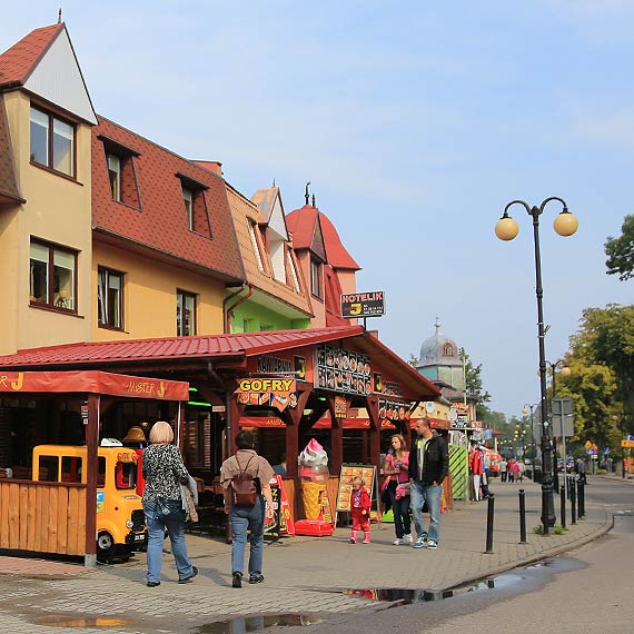 Policja zatrzyma�a w�a�ciciela restauracji w Dziwnowie. Zniewa�y� policjant�w i wyzywa� klient�w