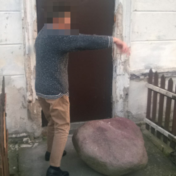 Kobieta ha�asowa�a w nocy. Kto� postawi� przed jej drzwiami g�az