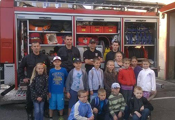 Uczniowie z wizyt� u stra�ak�w