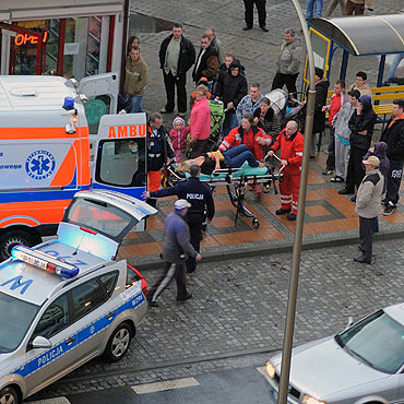 Tragedia w �winouj�ciu. 41-letni m�czyzna zabi� cz�owieka i rani� no�em m�od� dziewczyn�