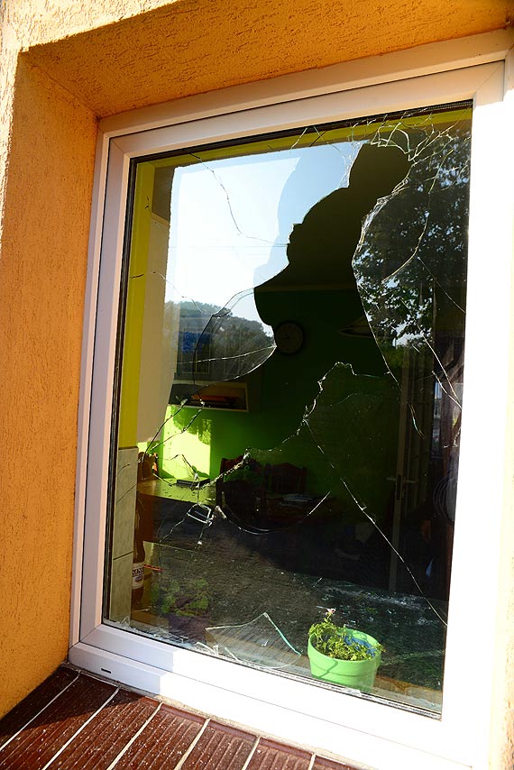 Wybi� s�siadom szyby, bo si� zdenerwowa�?