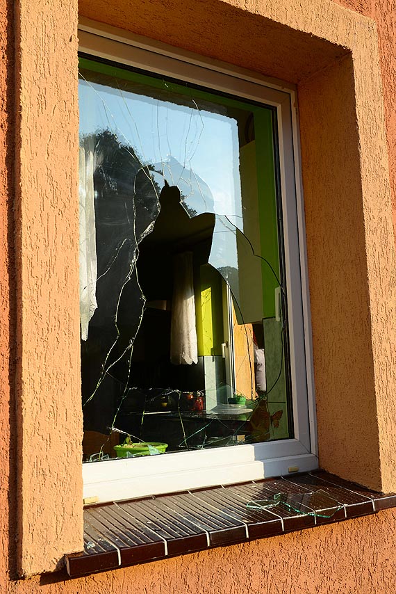 Wybi� s�siadom szyby, bo si� zdenerwowa�?