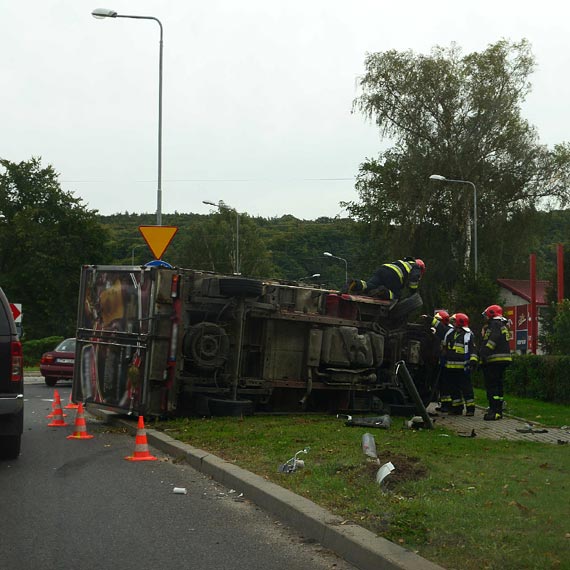 Samoch�d dostawczy przewr�ci� si� na rondzie za Mi�dzyzdrojami