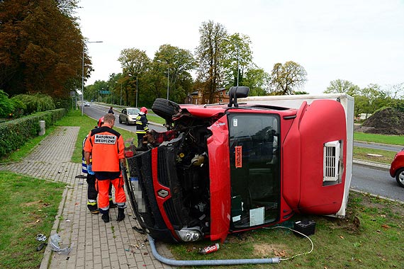 Samoch�d dostawczy przewr�ci� si� na rondzie za Mi�dzyzdrojami