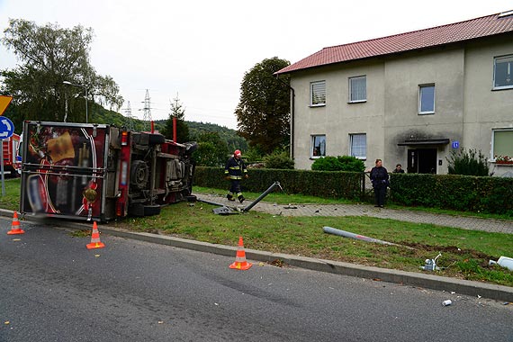 Samoch�d dostawczy przewr�ci� si� na rondzie za Mi�dzyzdrojami