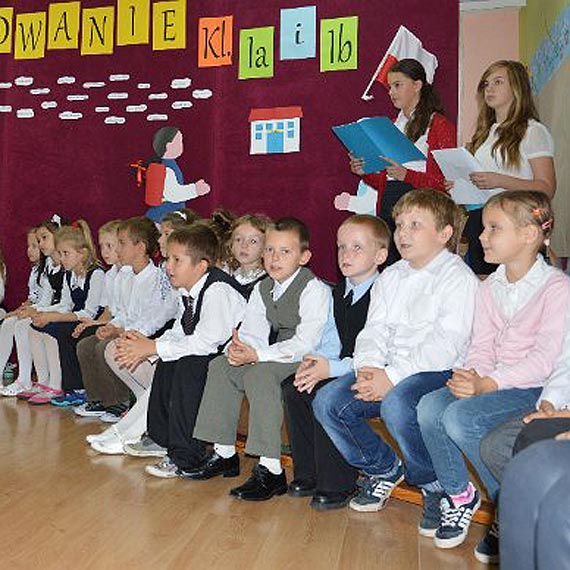 Pasowanie uczni�w klas pierwszych w �wierznie