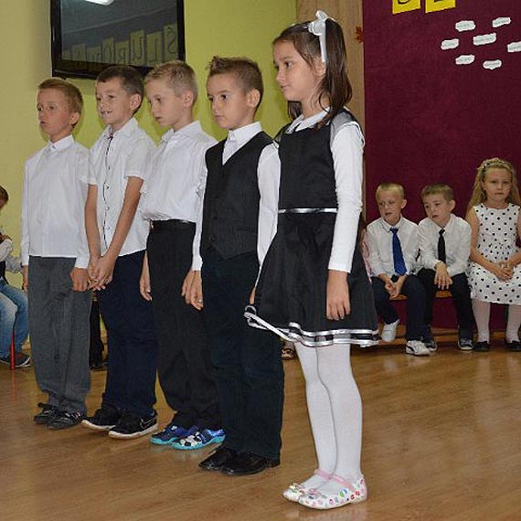 Pasowanie uczni�w klas pierwszych w �wierznie