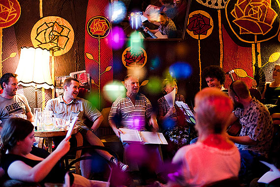 Wirtualne spotkania z pasjami. Ca�a Praga �piewa z nami